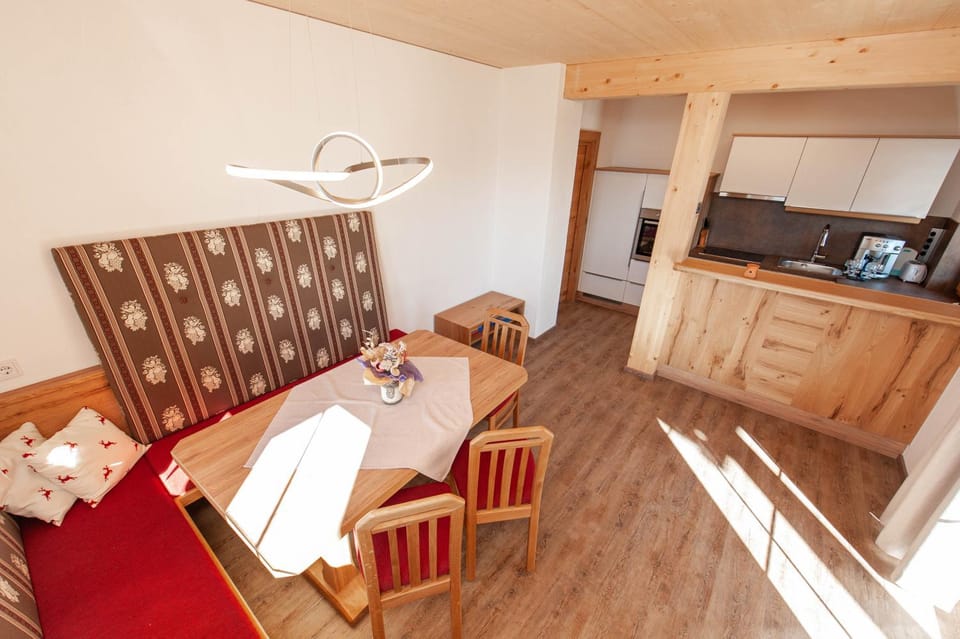 Kitchen or kitchenette, Seating area, Dining area