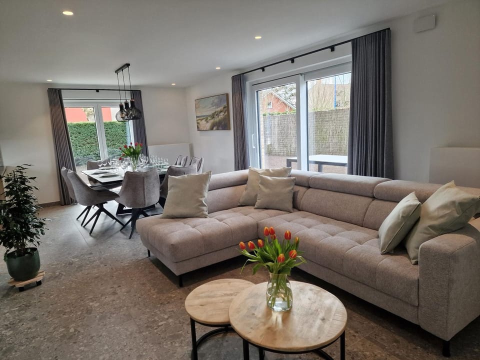 Seating area, Dining area