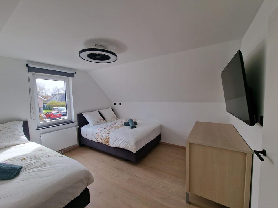 Bed, TV and multimedia, Photo of the whole room, Bedroom