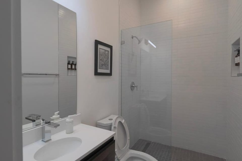 Unit 7 Spacious 3 Bedroom Plus Sofa Bed Sleeps 10 Apartment in District of Columbia