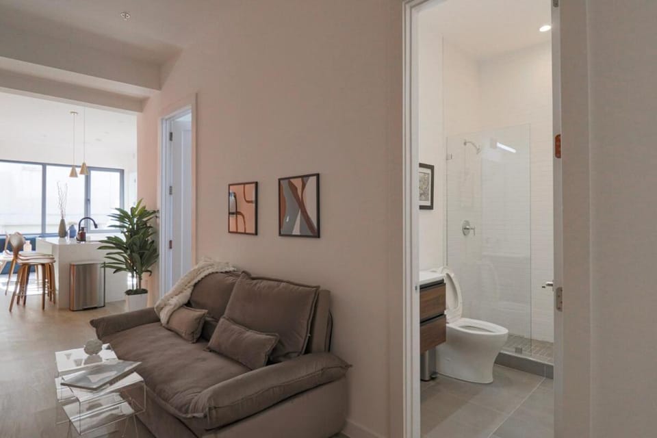 Unit 7 Spacious 3 Bedroom Plus Sofa Bed Sleeps 10 Apartment in District of Columbia