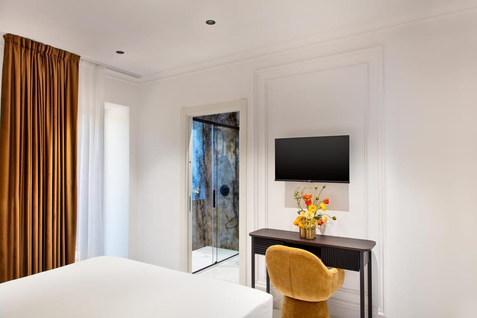 Shower, Bed, TV and multimedia, Photo of the whole room, Bedroom