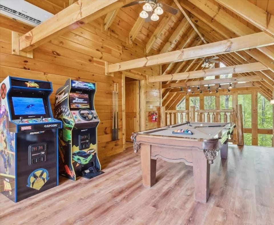 Looky Yonder by Beyond Expectations w Hot Tub House in Sevier County