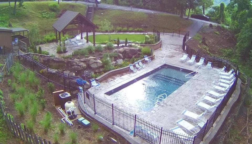 Looky Yonder by Beyond Expectations w Hot Tub House in Sevier County