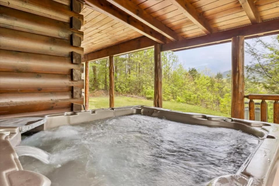 Looky Yonder by Beyond Expectations w Hot Tub House in Sevier County