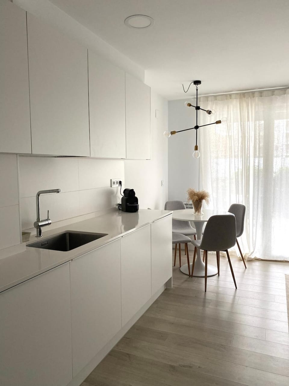 Kitchen or kitchenette, Dining area