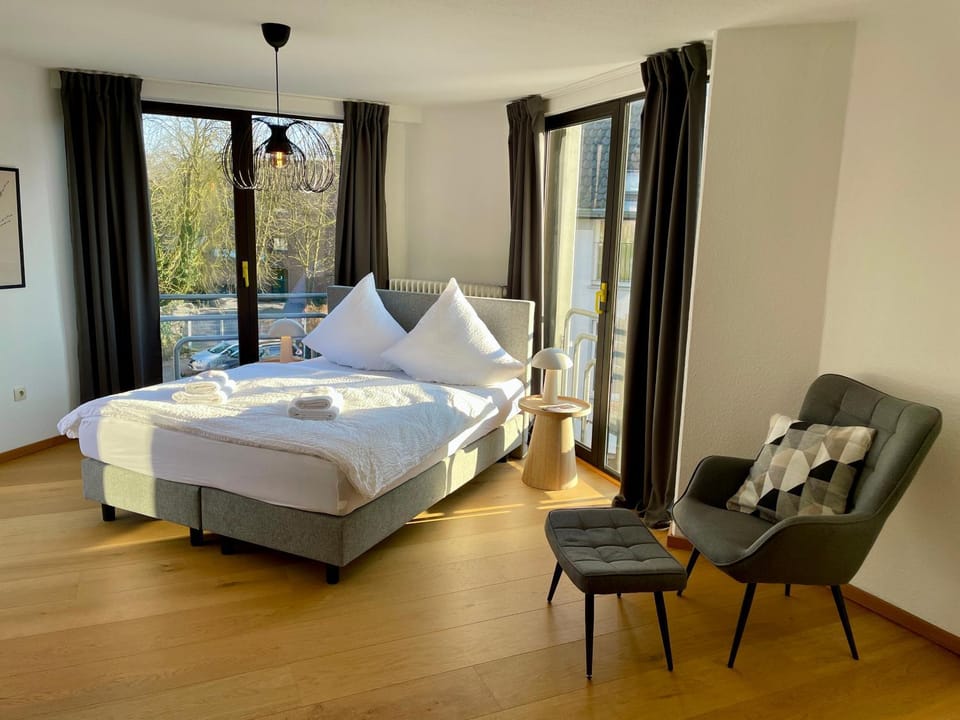 Bed, Living room, Photo of the whole room, Seating area, Bedroom