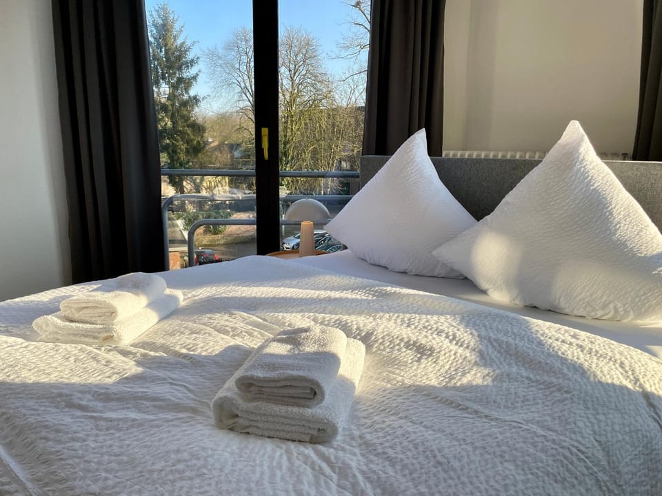 Bed, Bedroom, towels