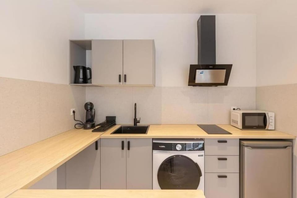 Kitchen or kitchenette, oven, pet friendly, stove, toaster, washing machine