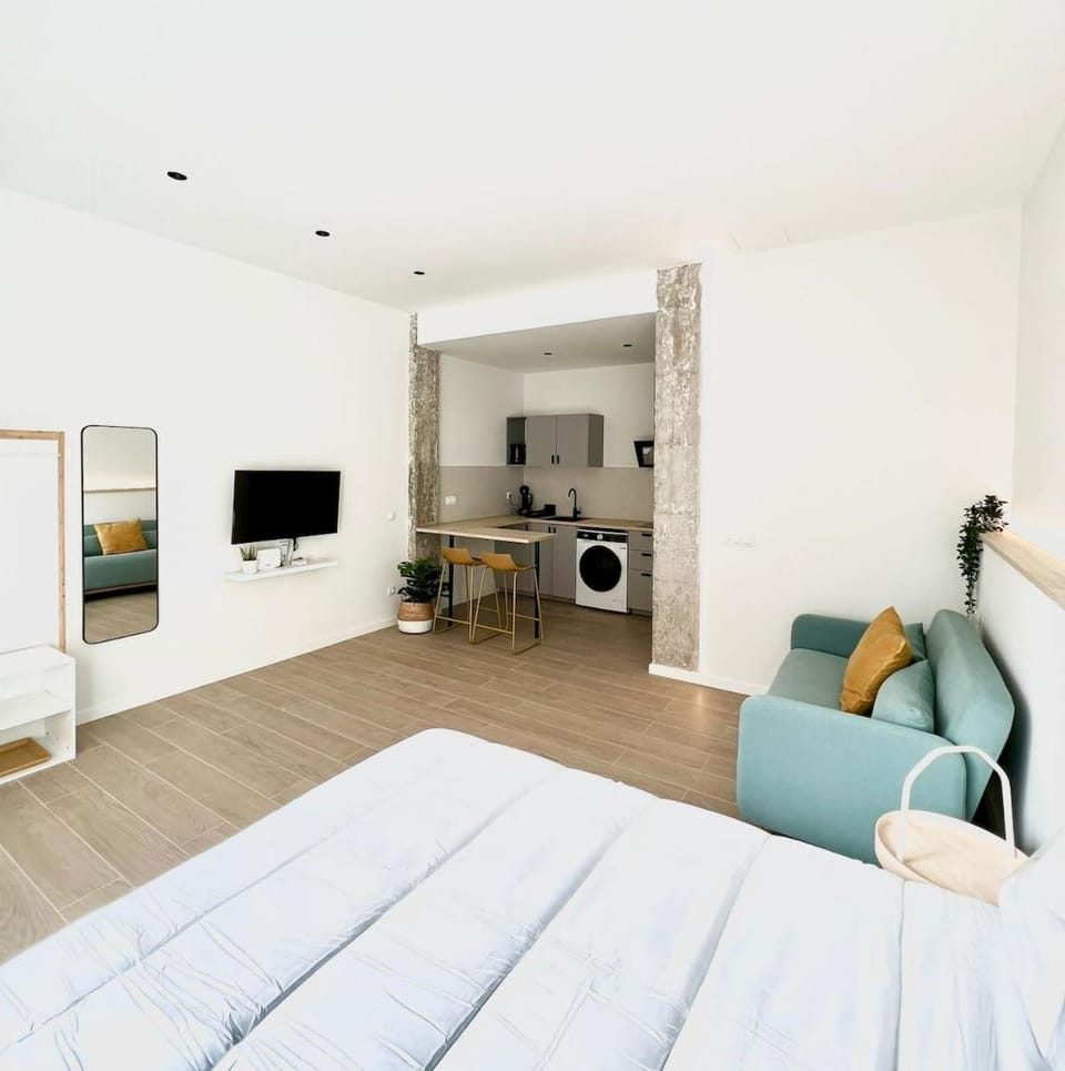 Communal lounge/ TV room, Bed, TV and multimedia, Living room, Photo of the whole room, Evening entertainment, Bedroom