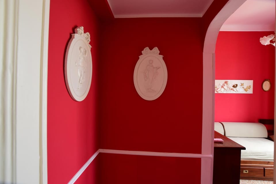 Photo of the whole room, Decorative detail