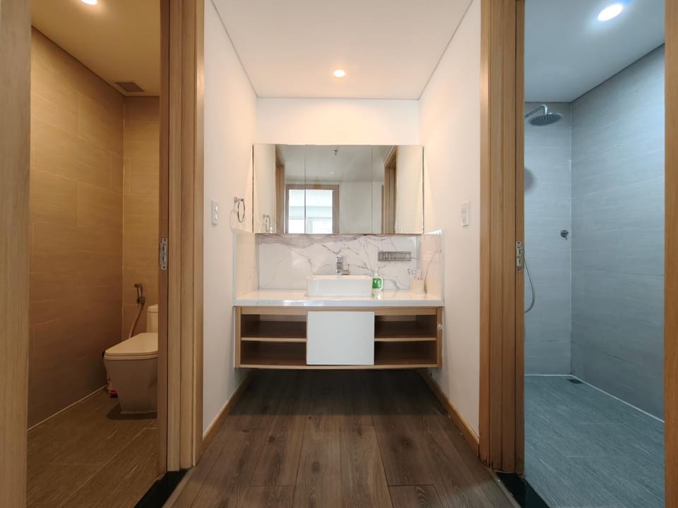 Shower, Toilet