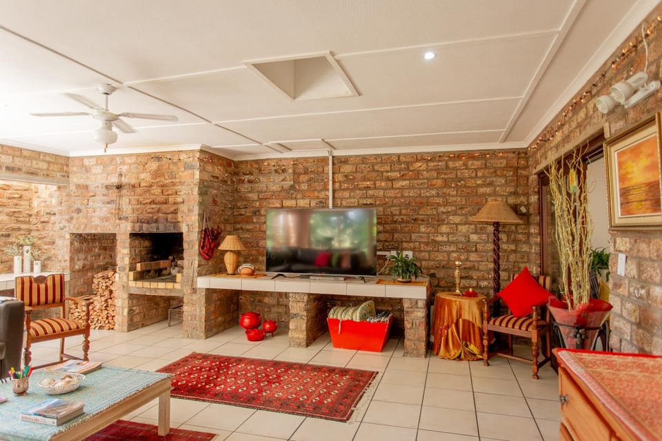 TV and multimedia, Living room, Seating area, fireplace