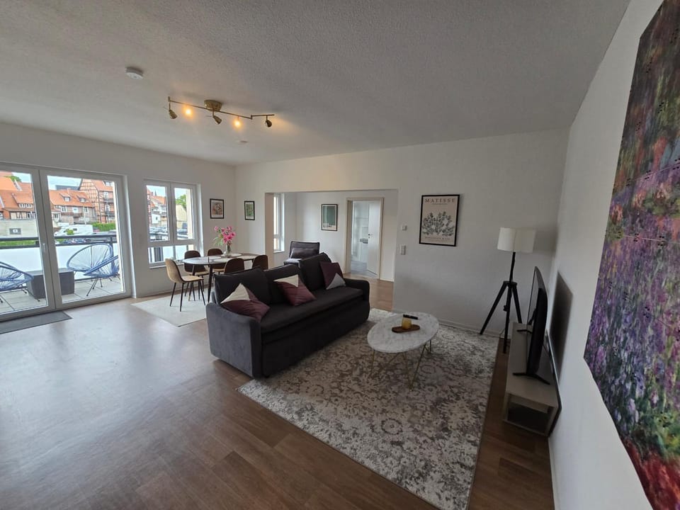 TV and multimedia, Living room, Seating area, Dining area