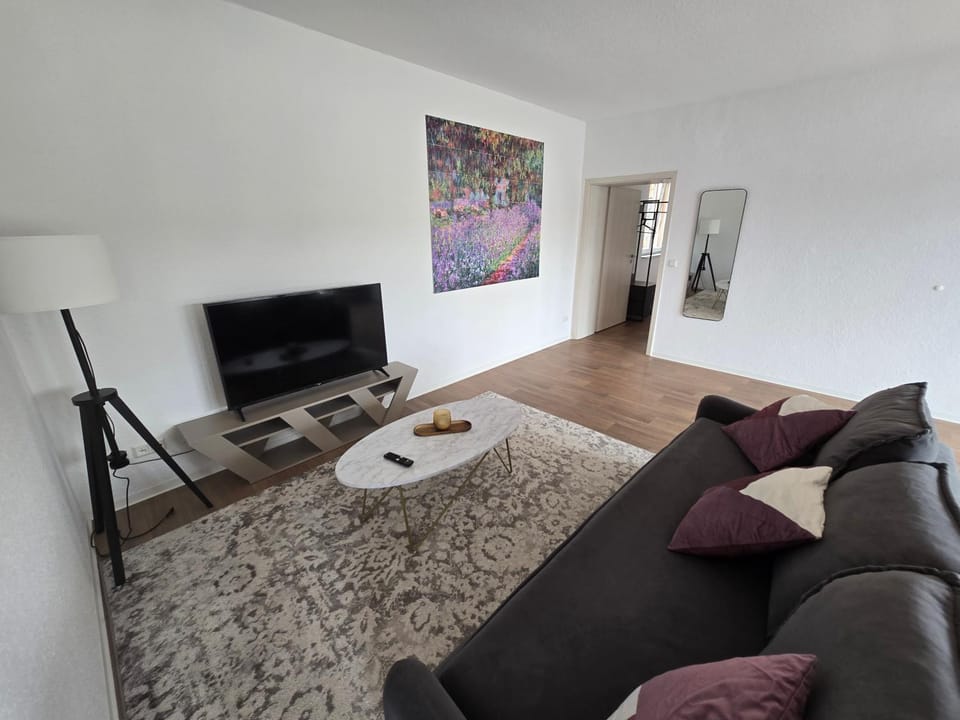 TV and multimedia, Living room, Seating area, Evening entertainment