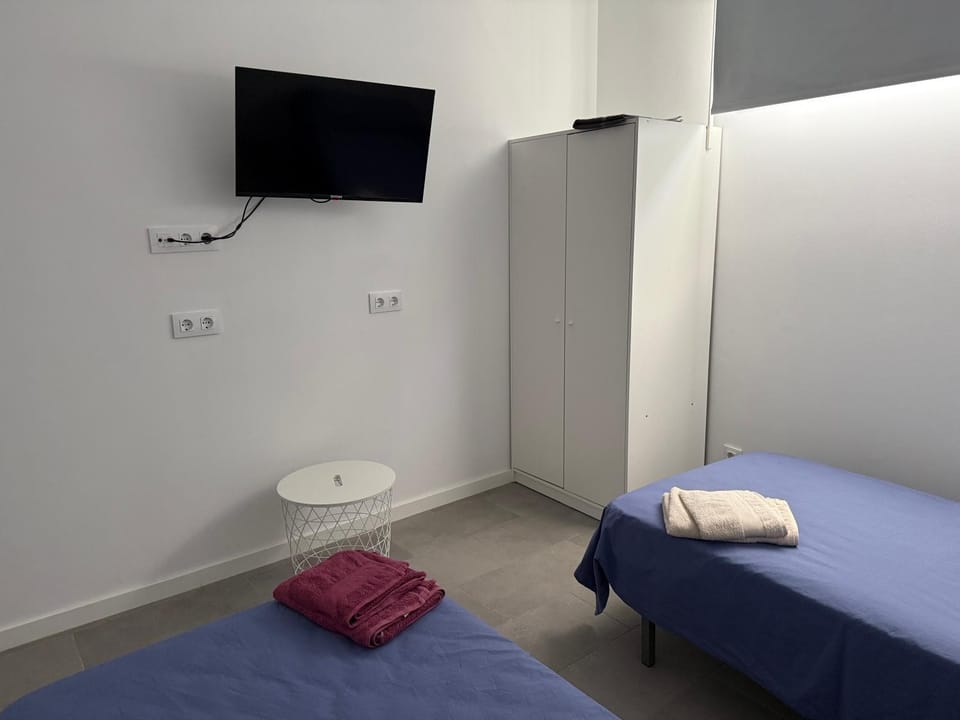 Bed, TV and multimedia, Photo of the whole room, Bedroom, towels