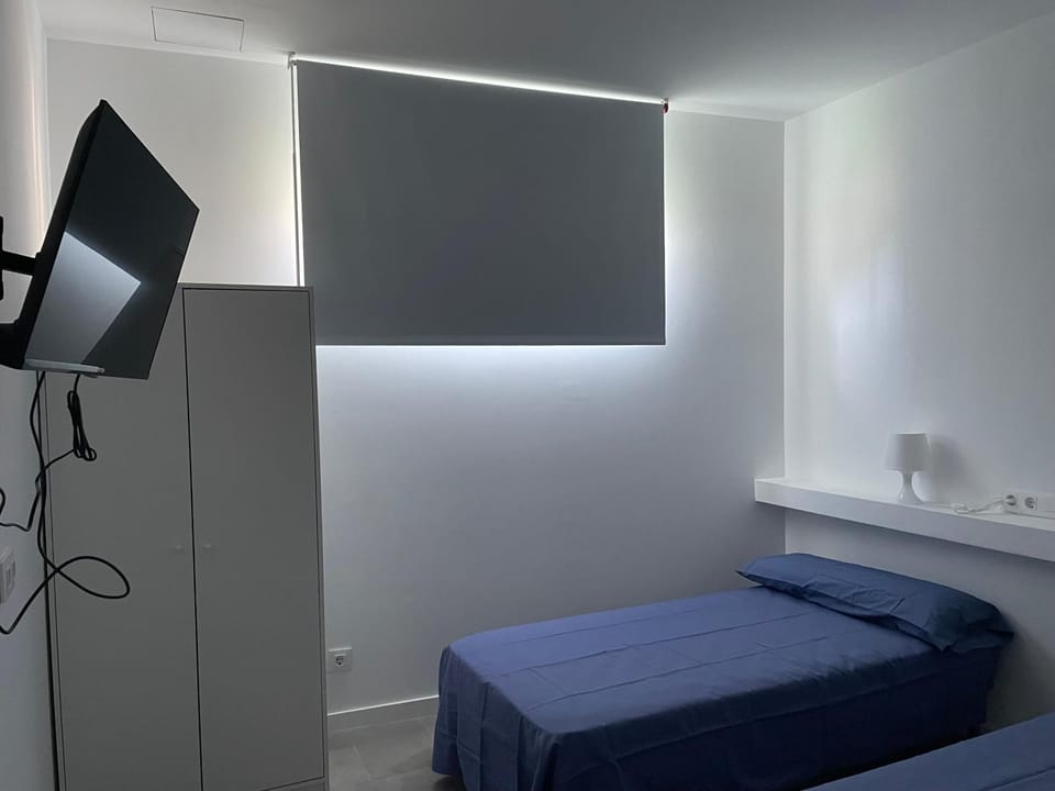 Bed, TV and multimedia, Photo of the whole room, Bedroom