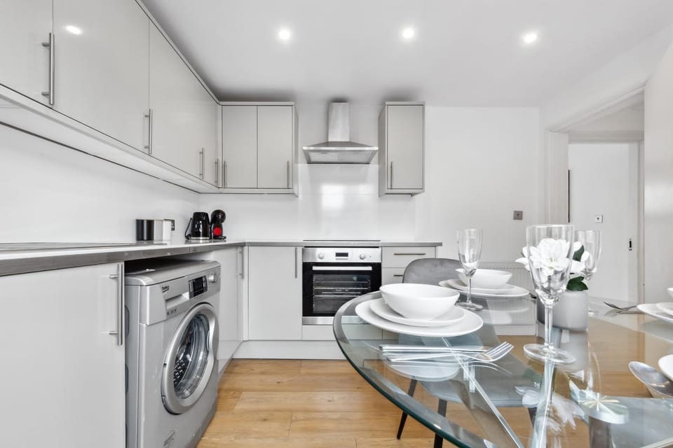 Coffee/tea facilities, Kitchen or kitchenette, Dining area, oven, stove, washing machine