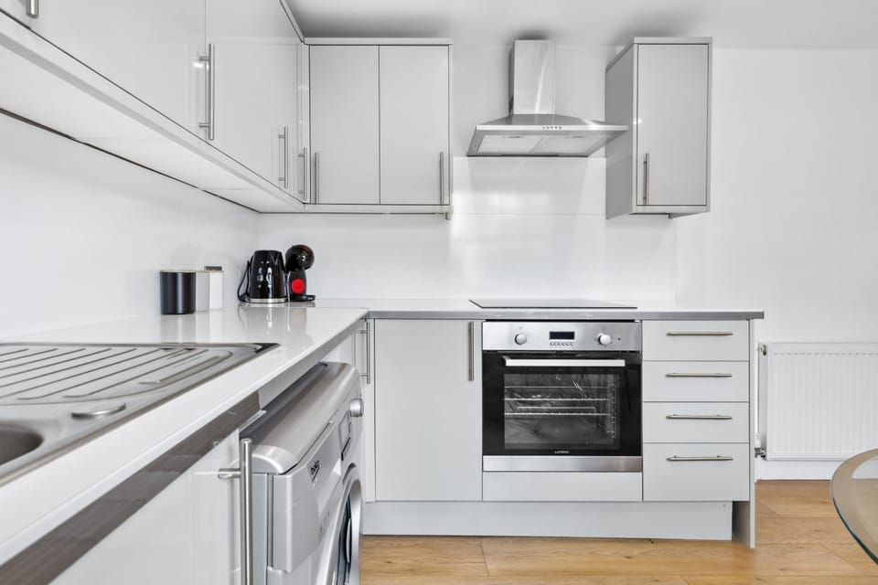 Coffee/tea facilities, Kitchen or kitchenette, oven, stove