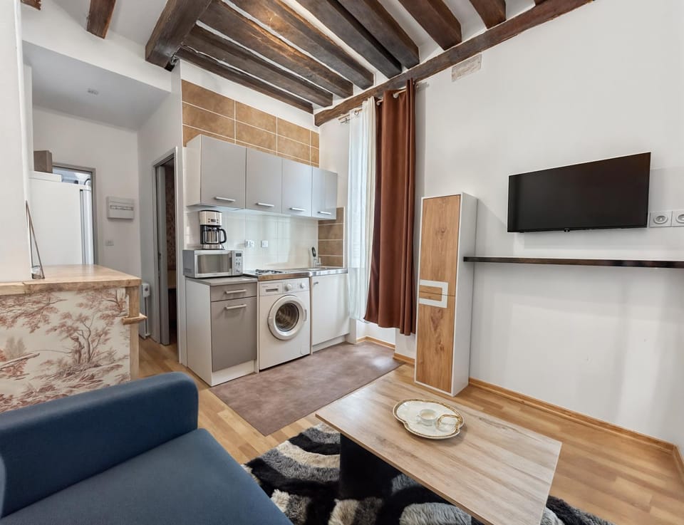 Kitchen or kitchenette, Living room, washing machine