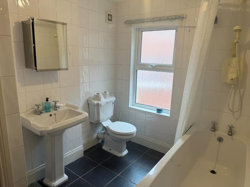 Spacious Central 4 Bedroom House with fast WiFi House in Belfast