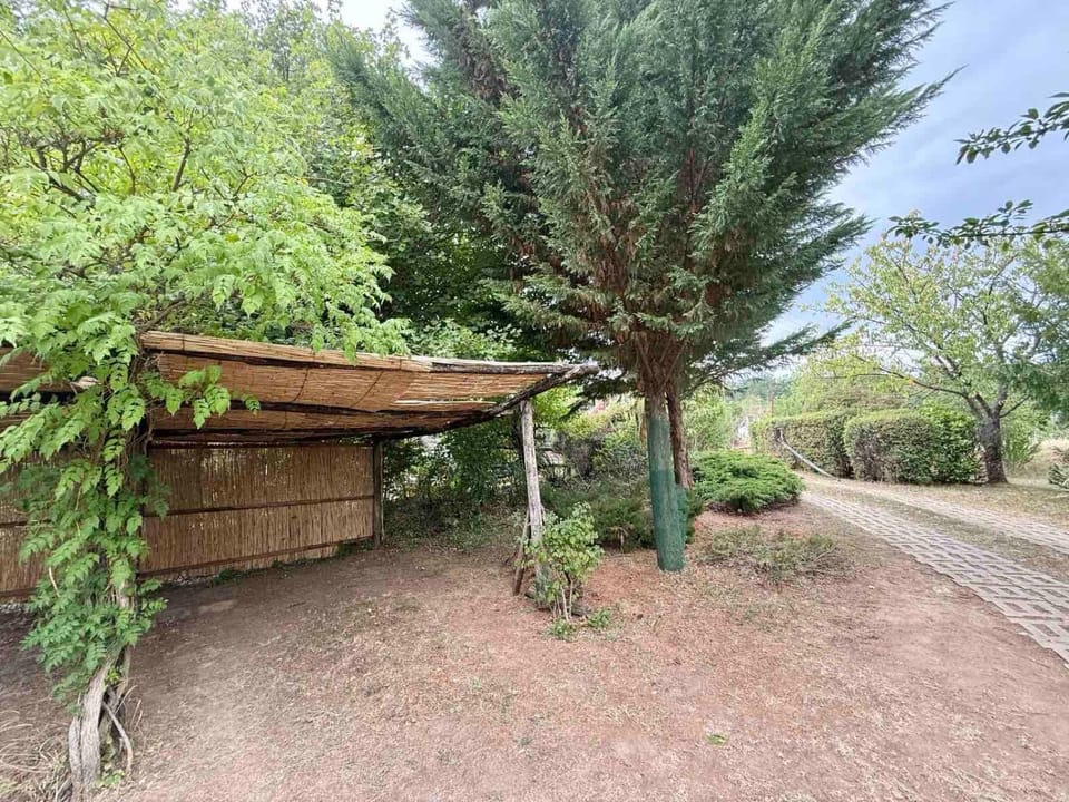 Property building, Garden, Parking
