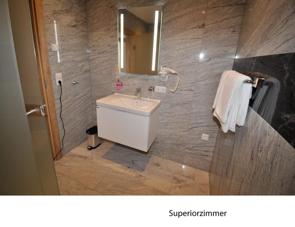 Shower, Toilet