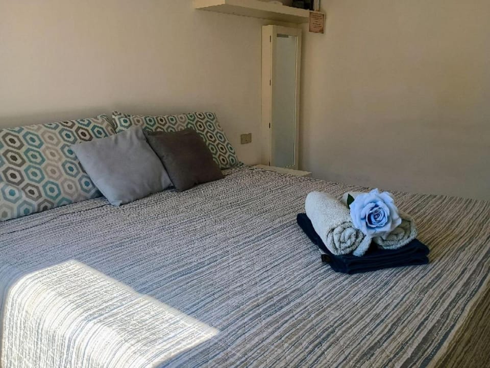 Bed, towels