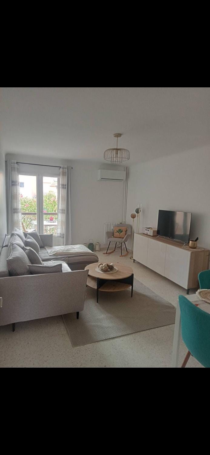Appartement T2 le Saints Georges 48 m2 meublés équipés Clims 2 balcons ensoleillés parking gratuit et wifi Apartment in Saint-Raphael