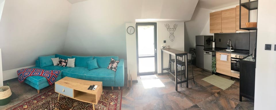 Communal lounge/ TV room, Kitchen or kitchenette, Seating area, Dining area, oven, stove