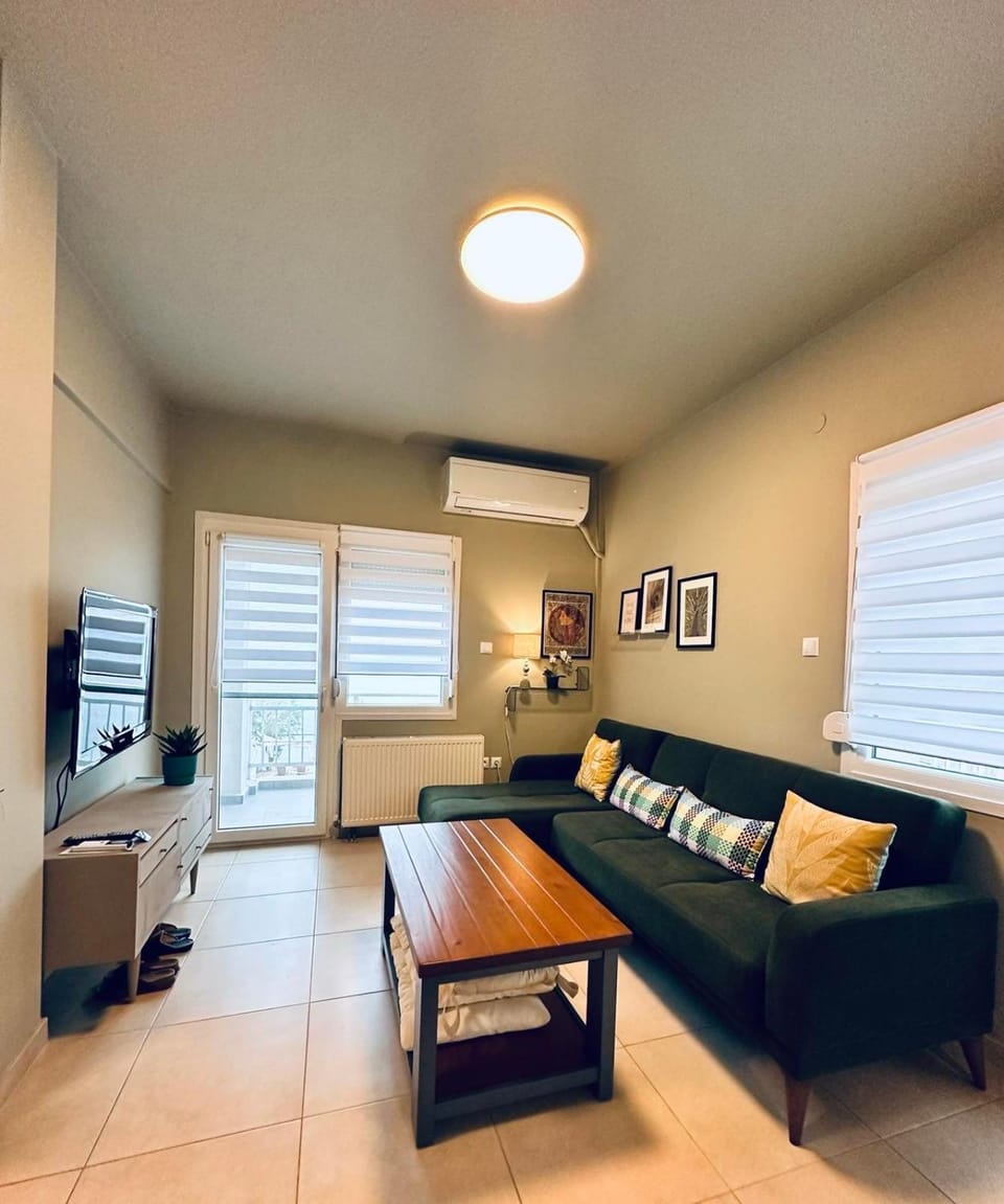 TV and multimedia, Living room, Seating area, air conditioner