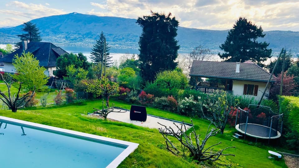 Garden, Mountain view, Pool view