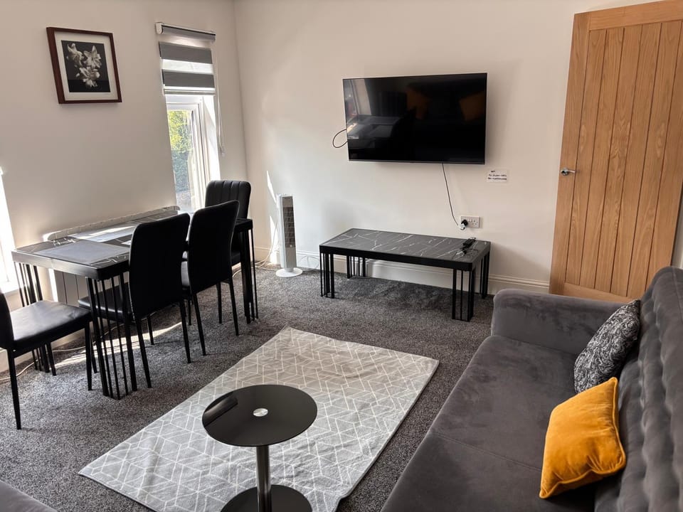 Communal lounge/ TV room, TV and multimedia, Living room, Seating area, Dining area