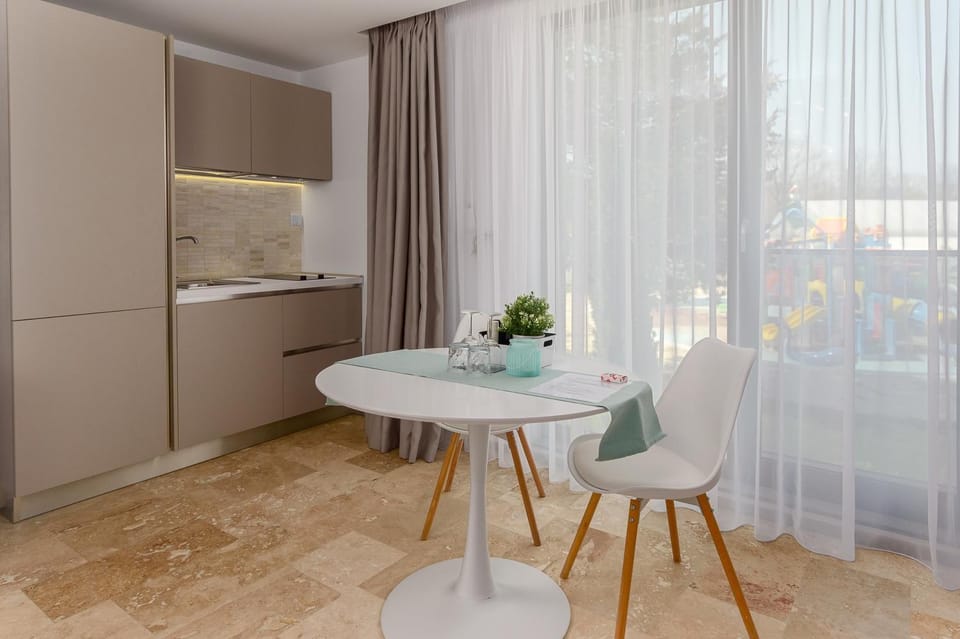 Kitchen or kitchenette, Dining area