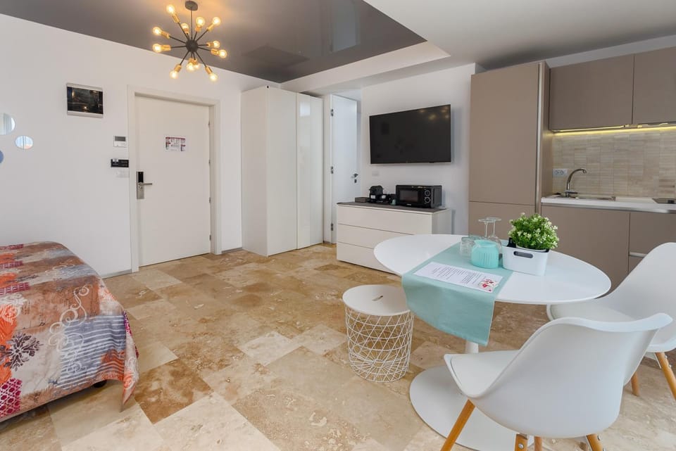 TV and multimedia, Kitchen or kitchenette, Dining area