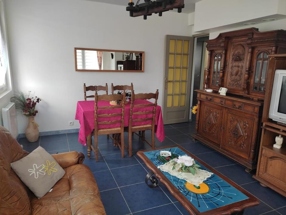 TV and multimedia, Living room, Dining area