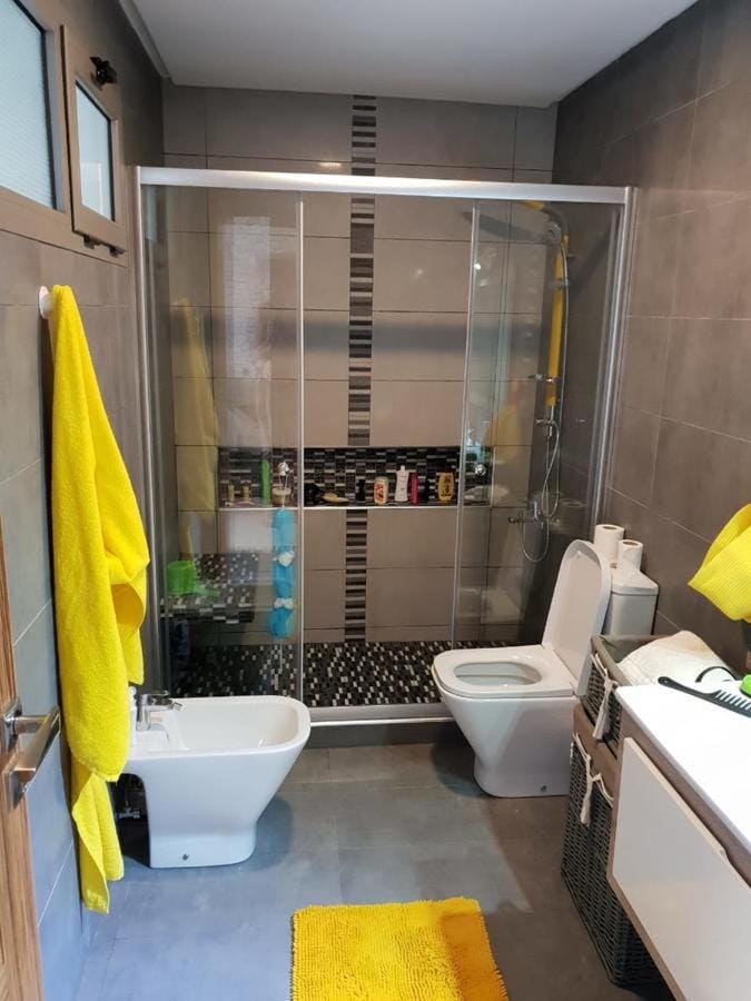 Shower, Toilet, Bathroom, Bath, bidet, towels
