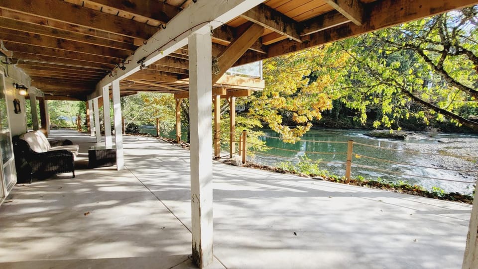 Riverfront Suite Bed and Breakfast in Willamette Valley