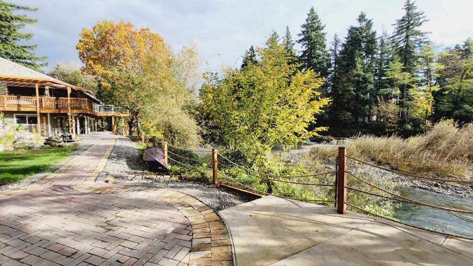 Riverfront Suite Bed and Breakfast in Willamette Valley