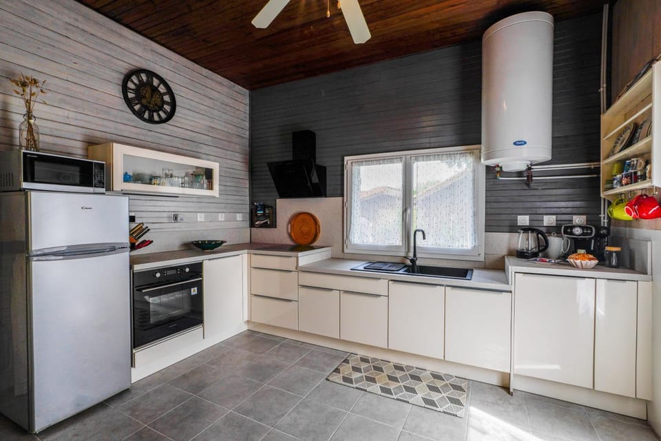 Coffee/tea facilities, Kitchen or kitchenette, dishwasher, microwave, oven, stove, kitchen
