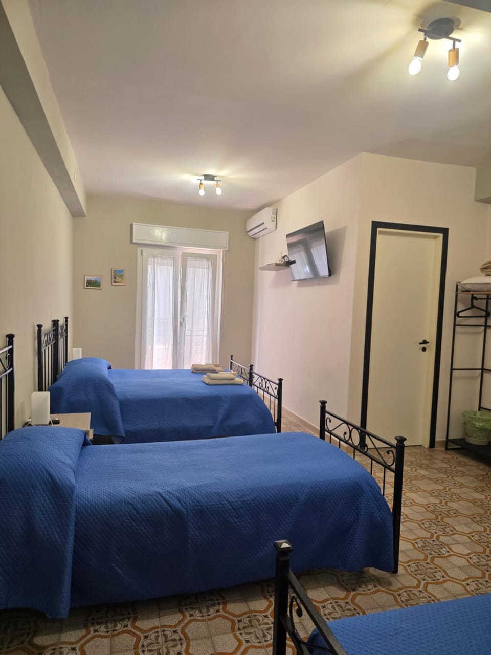 Bed, TV and multimedia, Photo of the whole room, Bedroom, air conditioner