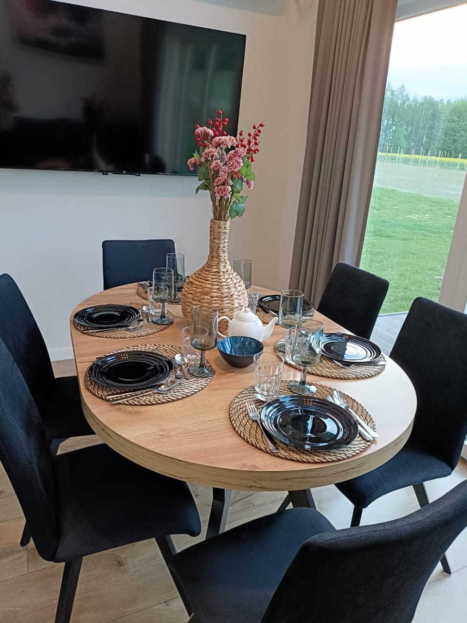 Communal lounge/ TV room, TV and multimedia, Living room, Seating area, Dining area