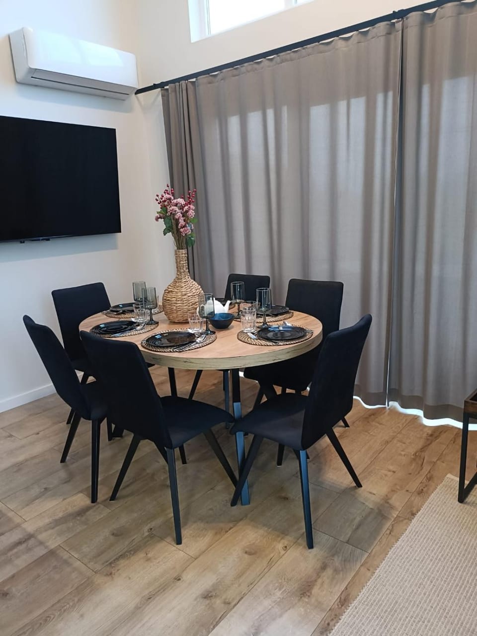 Living room, Seating area, Dining area, air conditioner