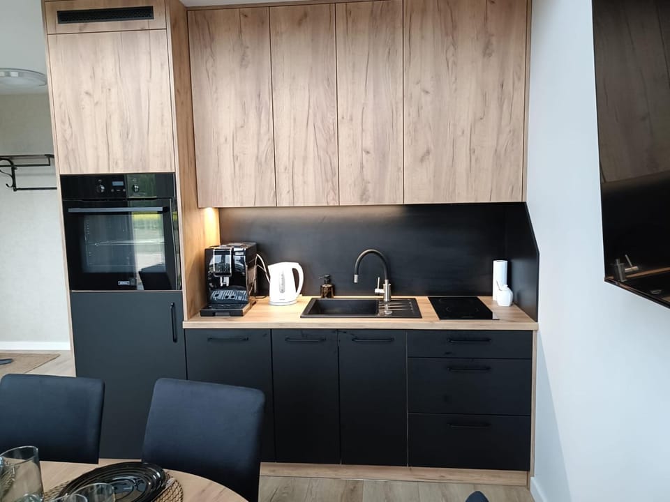 Coffee/tea facilities, Kitchen or kitchenette, Dining area, stove
