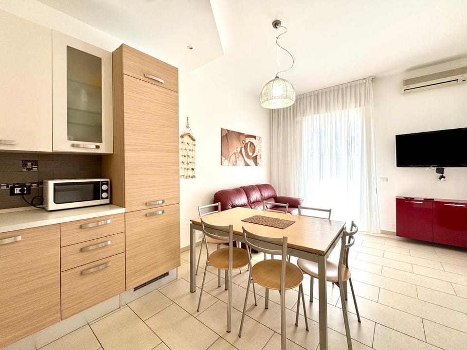 Kitchen or kitchenette, Living room, Seating area, Dining area