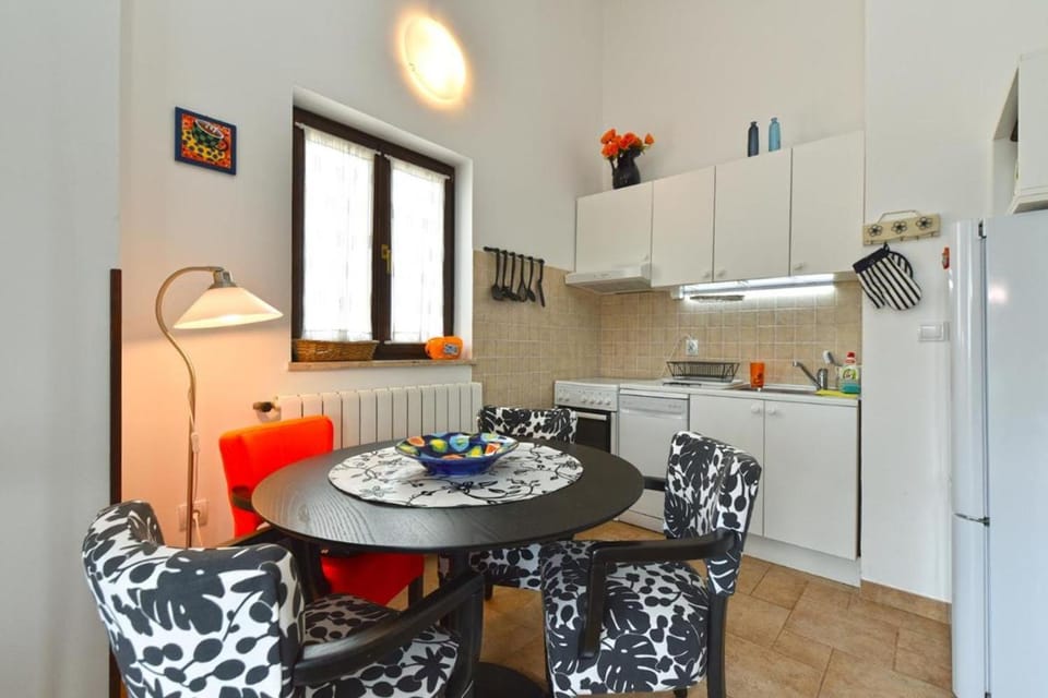 Dining area, kitchen