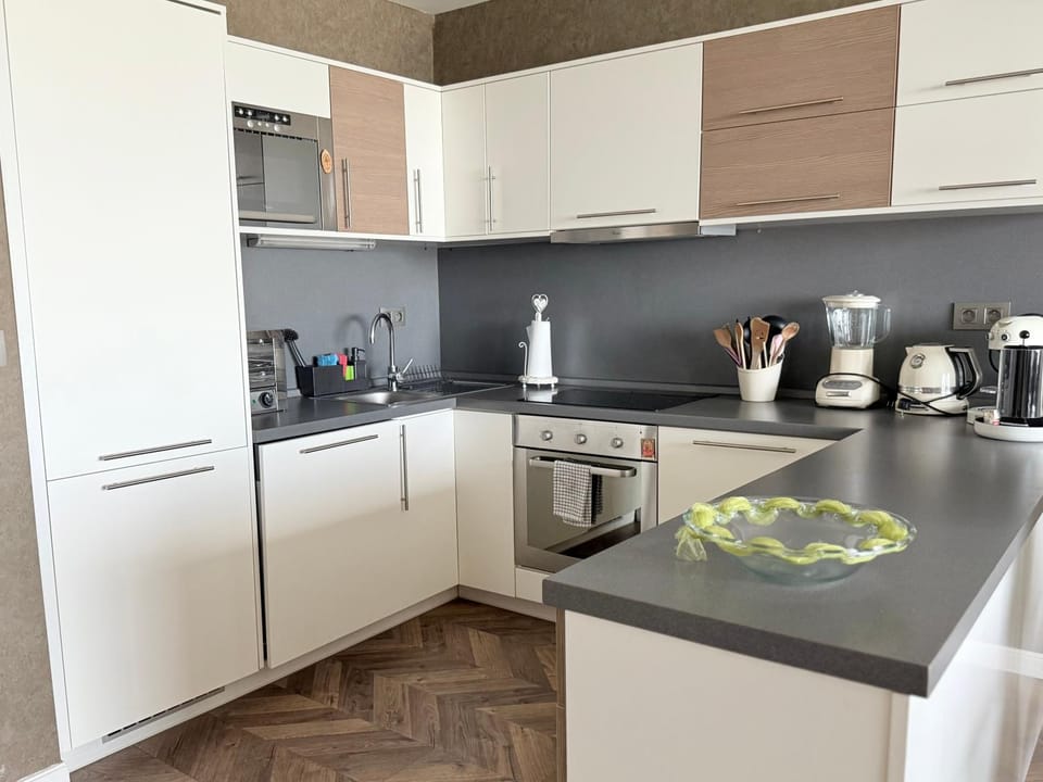 Coffee/tea facilities, Kitchen or kitchenette, dishwasher, oven, stove, toaster