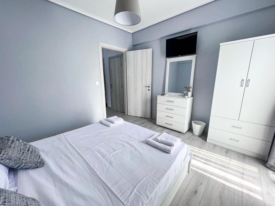 Bed, TV and multimedia, Photo of the whole room, Bedroom, towels, wardrobe
