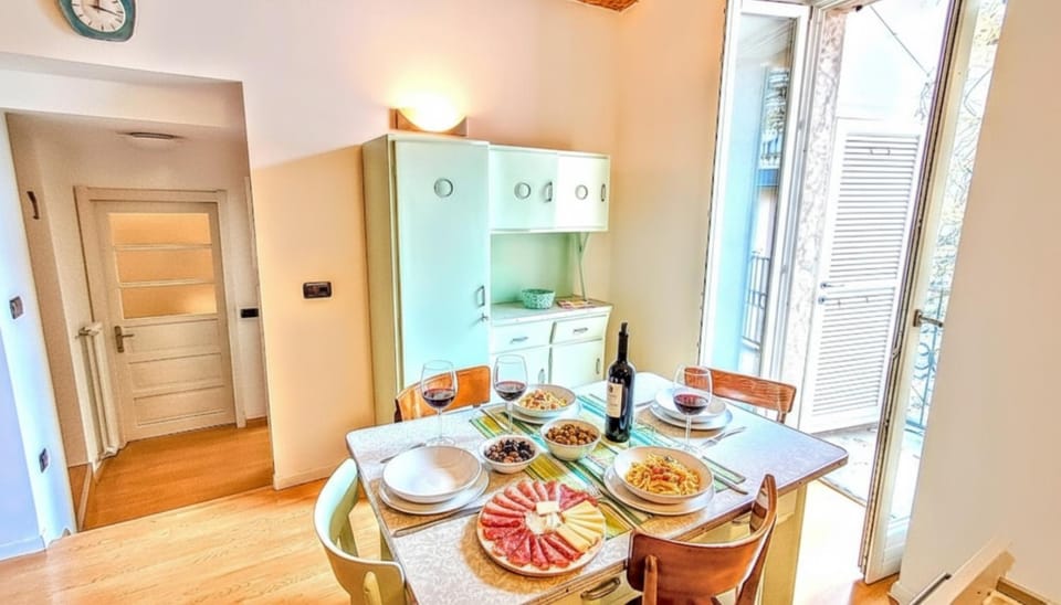 Kitchen or kitchenette, Food and drinks, Dining area, Food, Lunch, Dinner, Drinks