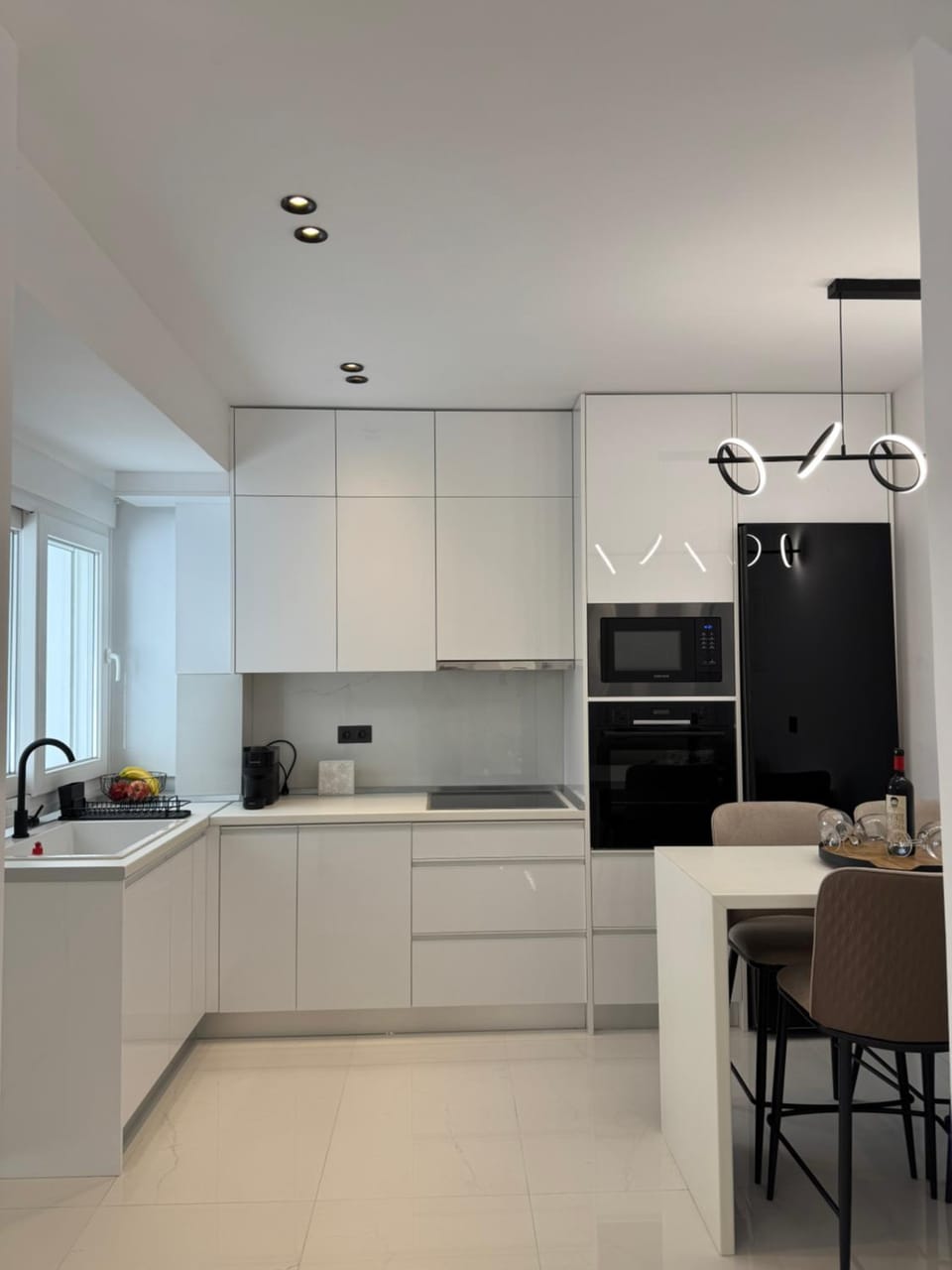 Coffee/tea facilities, Kitchen or kitchenette, Dining area, oven, toaster